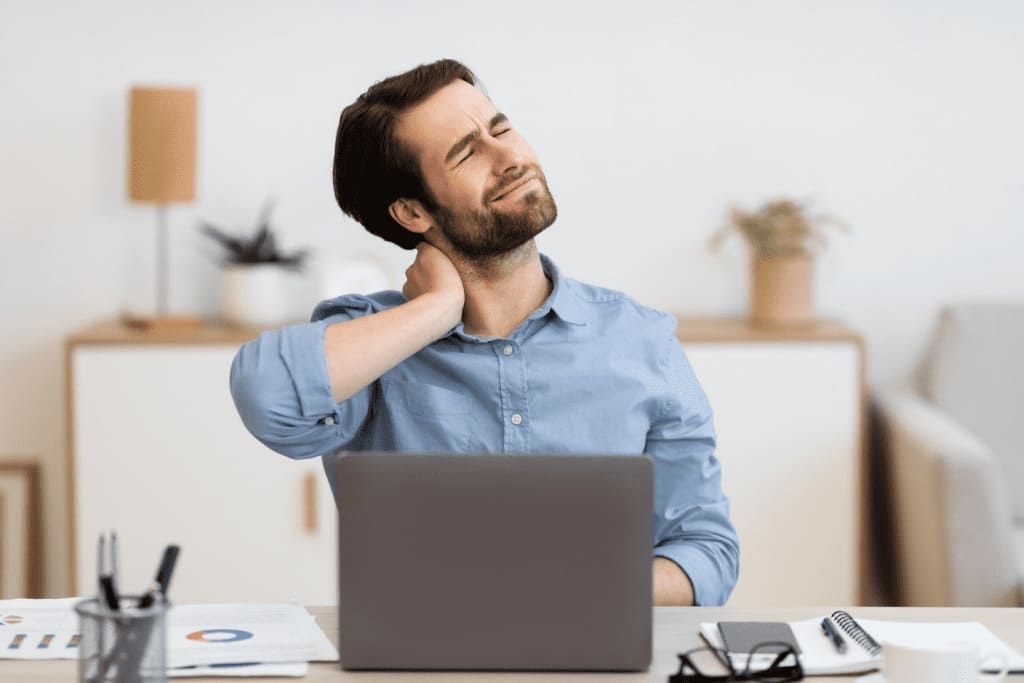 Dolor cervical por trabajo en oficina