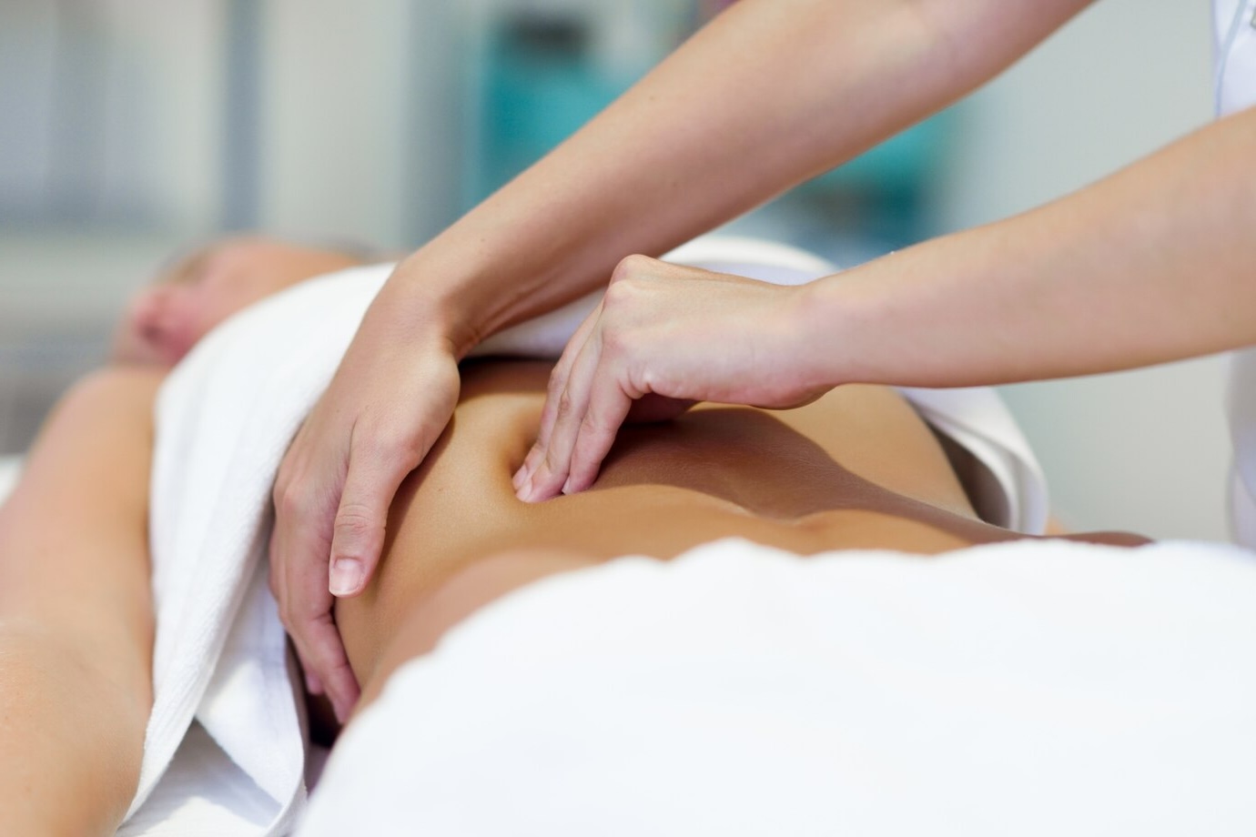 Sesión de fisioterapia y osteopatía clínica